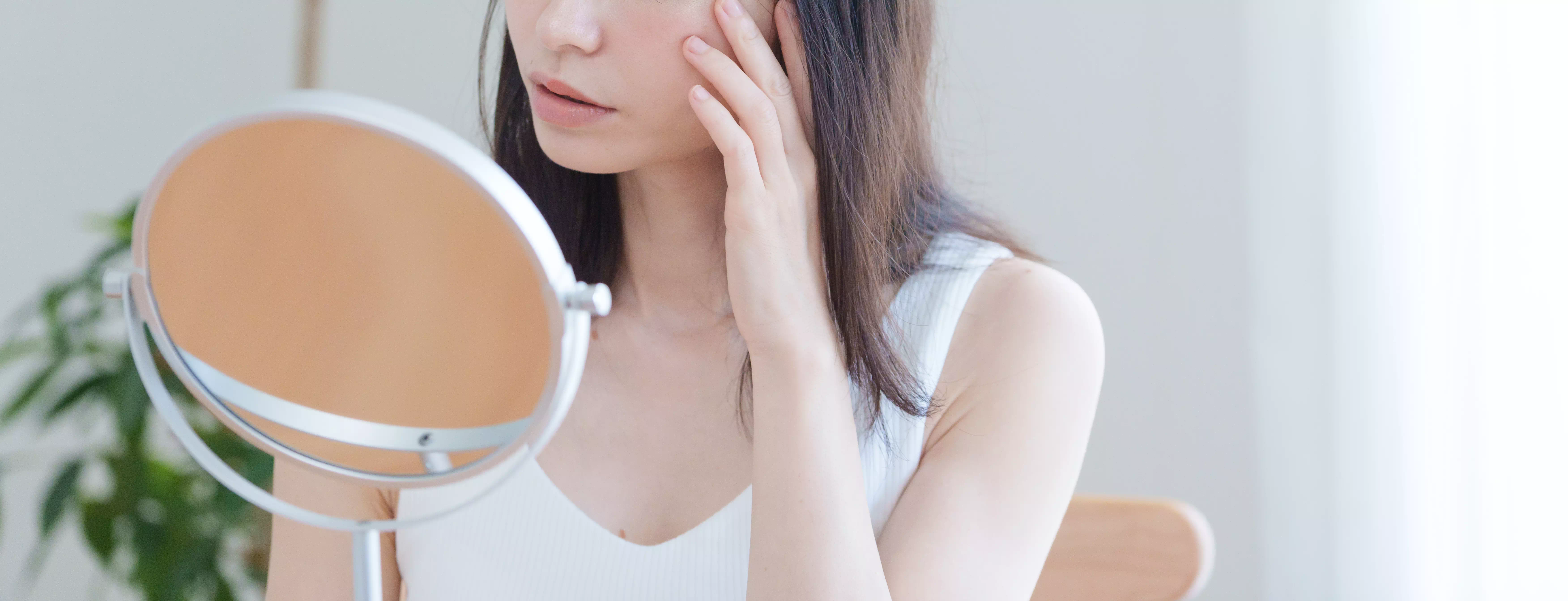 悩みを抱える女性の画像